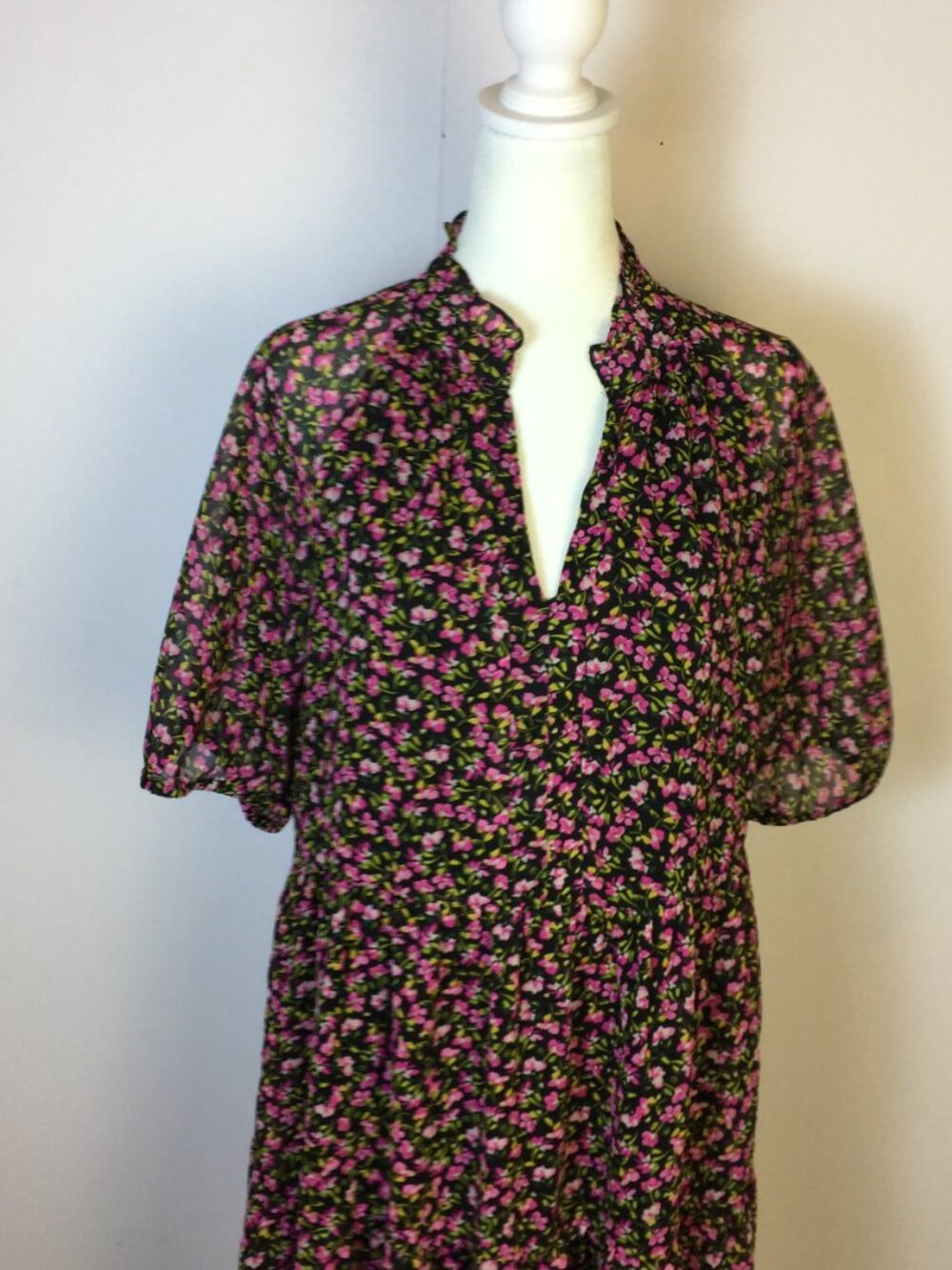 CeCe Mini Dress Size M Womans Black Pink Floral Print V-Neck Tiered Short Sleeve - Picture 4 of 13